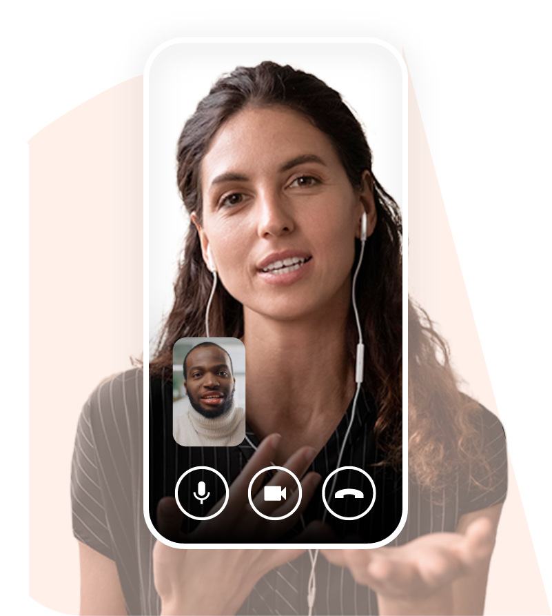 Mulher conversando através de uma videochamada no celular com um homem