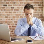 empresario com sintomas de burnout scaled