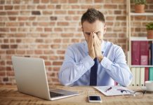 empresario com sintomas de burnout scaled