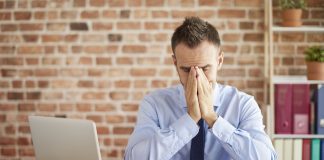 empresario-com-sintomas-de-burnout-