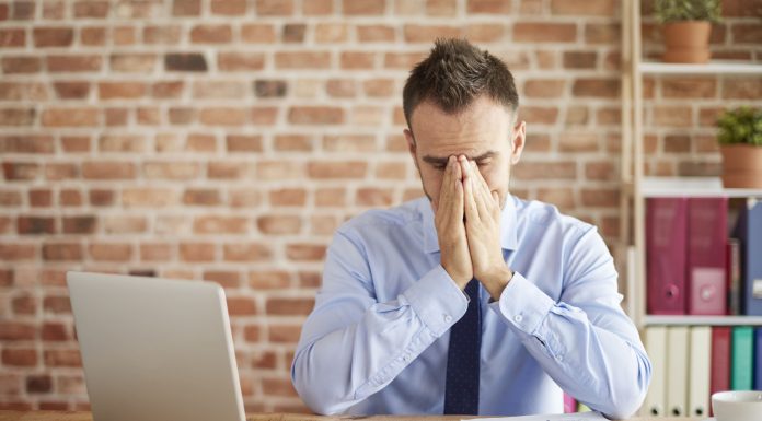 empresario com sintomas de burnout scaled