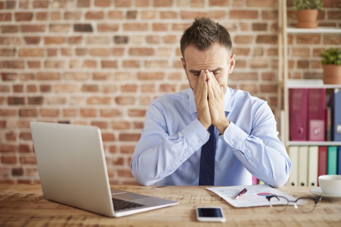 empresario-com-sintomas-de-burnout-