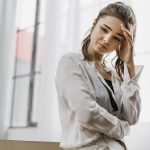 mulher preocupada com sintomas da depressao 1 1 scaled