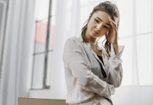 mulher preocupada com sintomas da depressao 1 1 scaled
