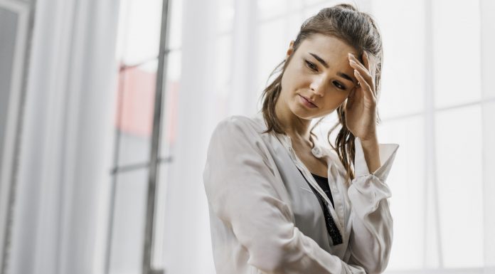 mulher preocupada com sintomas da depressao 1 1 scaled