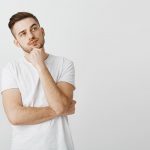 homem pensando na linha teorica para tratar depressao 1 1 scaled