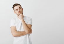 homem pensando na linha teorica para tratar depressao 1 1 scaled