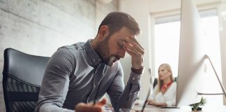 empresario-com-burnout-e-estresse