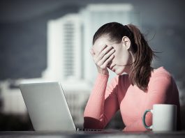 mulher-esgotada-procurando-terapia-online-para-burnout
