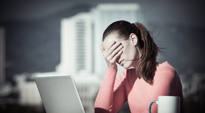 mulher-esgotada-procurando-terapia-online-para-burnout