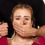 homem calando mulher violencia psicologica 1 scaled
