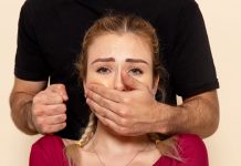 homem calando mulher violencia psicologica 1 scaled