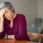 mulher-com-sinais-da-menopausa