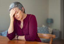 mulher-com-sinais-da-menopausa