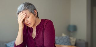 mulher-com-sinais-da-menopausa