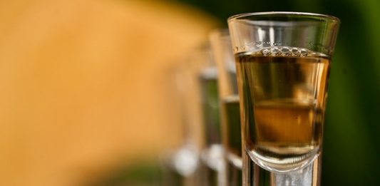 relação do álcool com demência