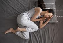 mulher na cama com tristeza profunda 1 scaled