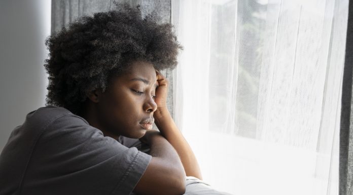 triste mulher reflexiva com depressao melancolica 1 scaled