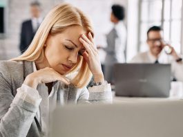 funcionaria-com-sintomas-de-burnout