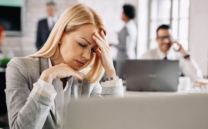 funcionaria-com-sintomas-de-burnout