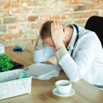 empresario cansado sindrome de burnout 2 scaled