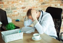 empresario cansado sindrome de burnout 2 scaled