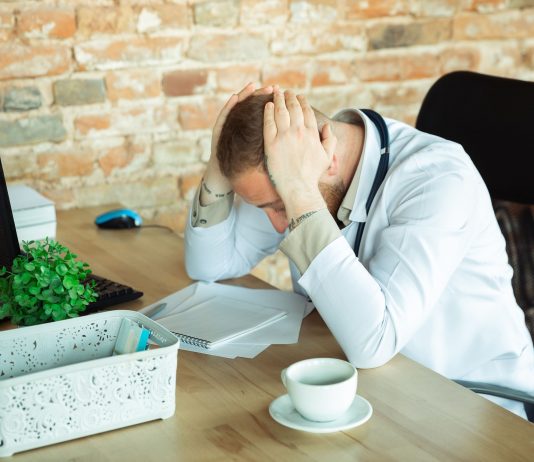 empresario cansado sindrome de burnout 2 scaled