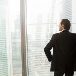 jovem empresario em busca do proposito no trabalho