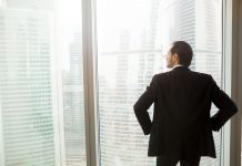jovem empresario em busca do proposito no trabalho