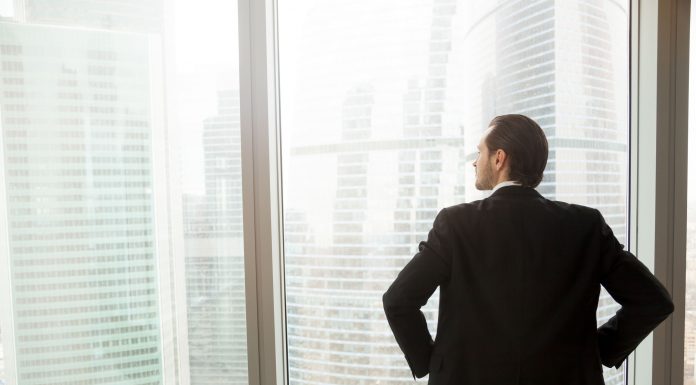 jovem empresario em busca do proposito no trabalho