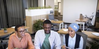 pessoas-diversas-trabalhando-em-empresa