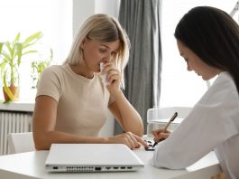 paciente-recebendo-diagnostico-psiquiatrico