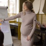 mulher-gravida-trabalhando-maternidade-e-trabalho