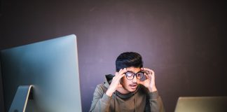 homem-no-computador-lidando-com-pensamentos-intrusivos