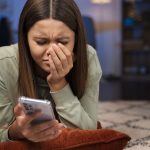 mulher-chorando-com-ego-ferido-olhando-mensagem-no-celular