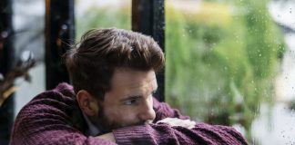 homem-pensativo-na-janela-com-sentimento-de-culpa
