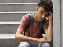 garoto-triste-na-escada-solidao-na-adolescencia