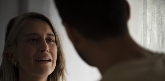 mulher-chorando-cedendo-chantagem-emocional