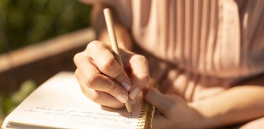 pessoa-realizando-escrita-terapeutica