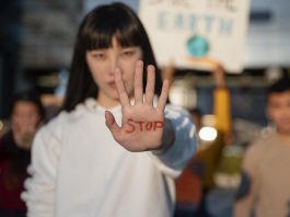 mulher-com-a-mao-aberta-escrito-stop