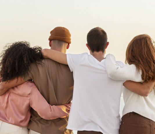 amigos-sendo-rede-de-apoio-abraçados