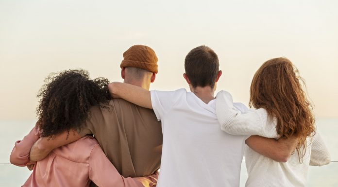 amigos-sendo-rede-de-apoio-abraçados