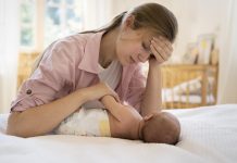 mae com bebe no puerperio