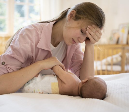 mae com bebe no puerperio