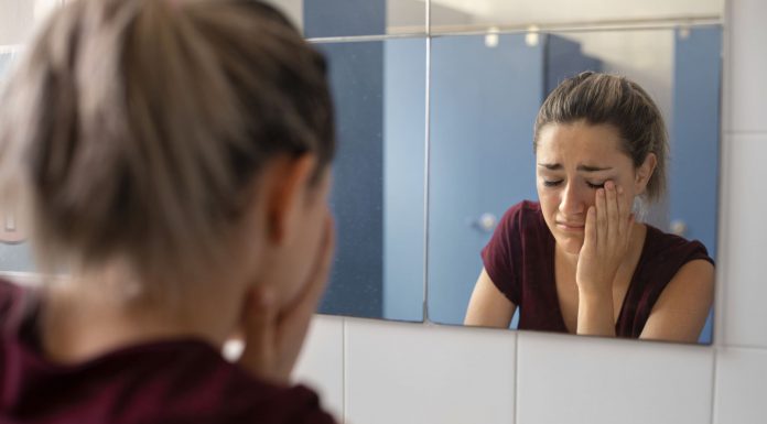 mulher com complexo de inferioridade