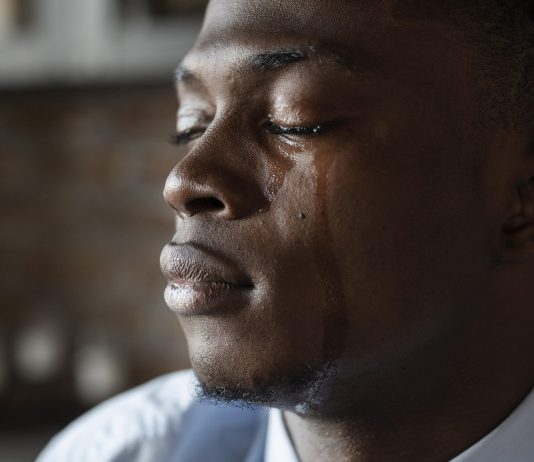 homem preto em vulnerabilidade emocional
